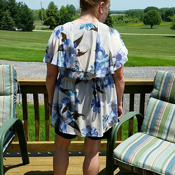 CLEARANCE! Sheer floral top - Picture 6 of 6